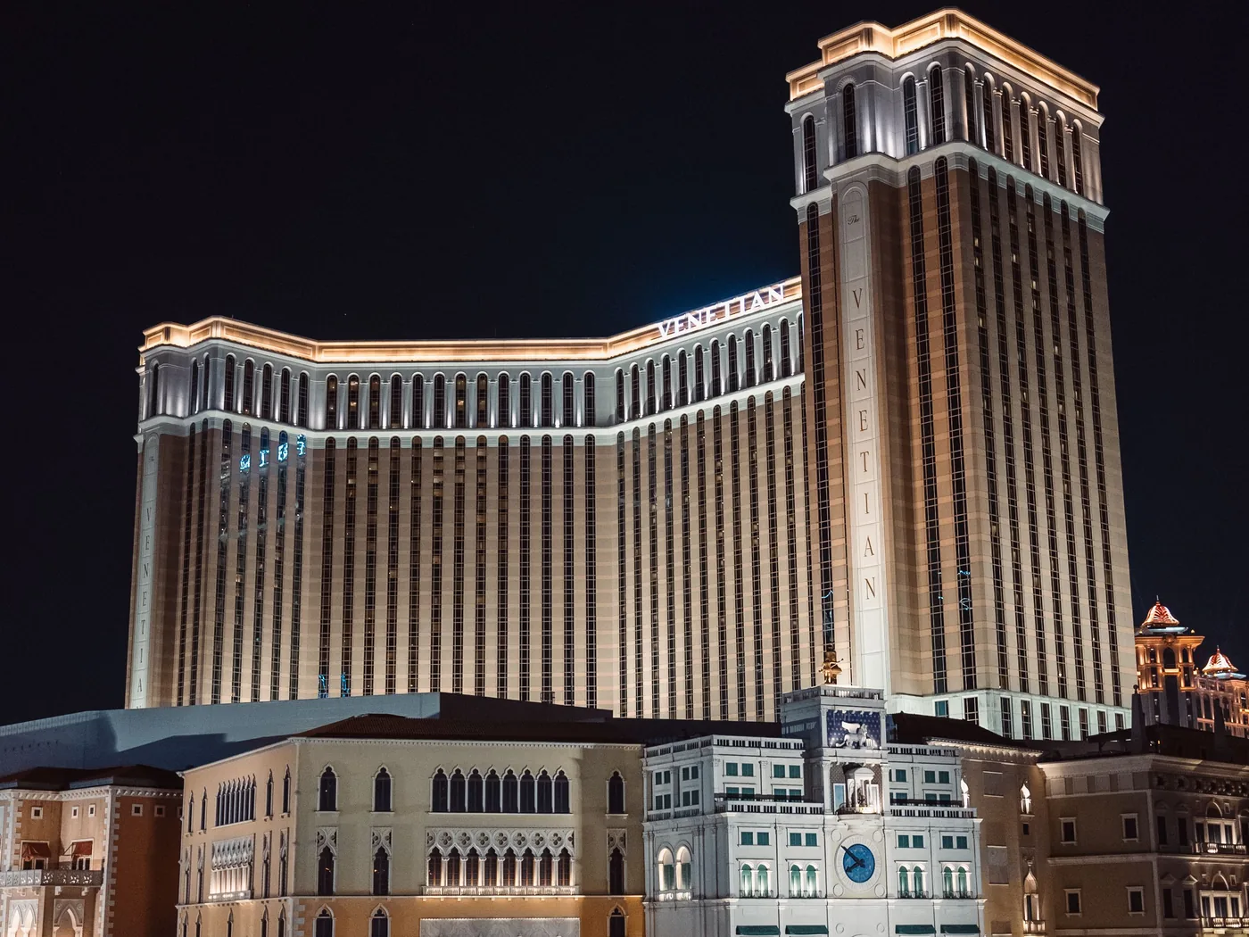 Το καζίνο-θέρετρο The Venetian Macao φωτισμένο τη νύχτα στη Λωρίδα Cotai